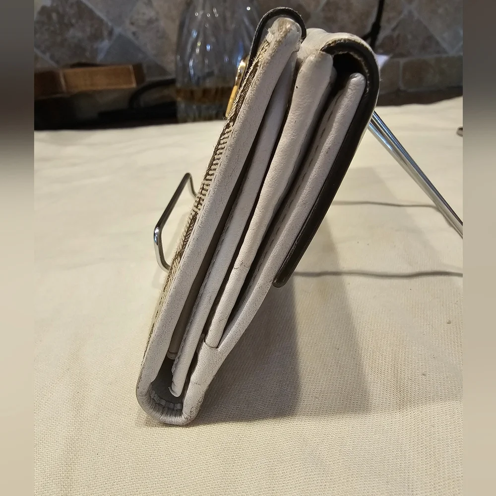 Vintage Gucci Wallet with Heart Detail - Picture 5 of 15